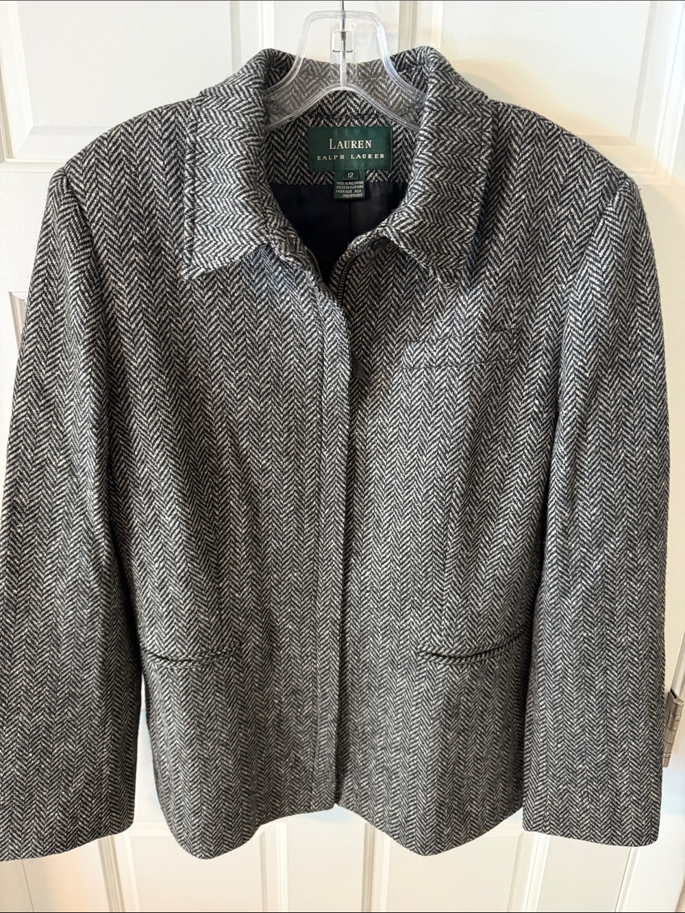 Lauren Ralph Lauren Gray Herringbone Blazer
Jacket 100% Lambs Wool Size 12